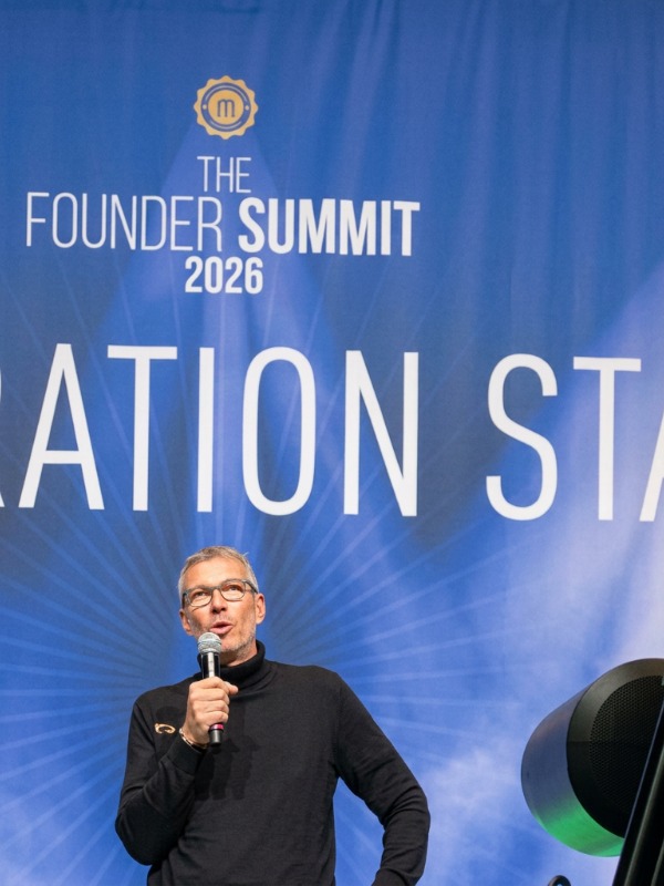 Marc Kornmann als Speaker beim Founder Summit auf der Bühne